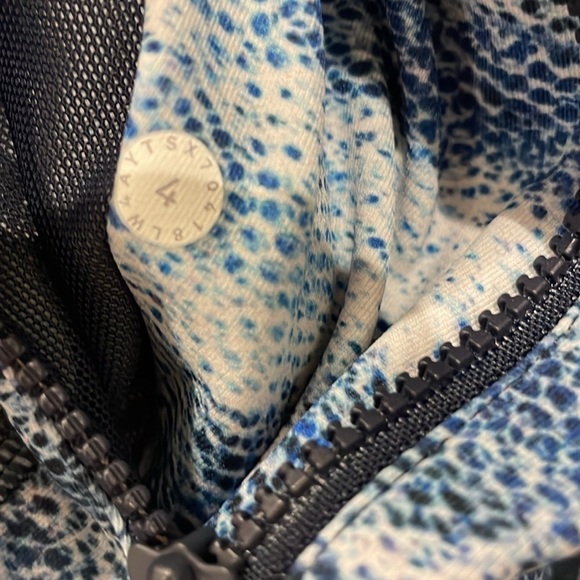 Lululemon Define Blue Patterned Zippered Jacket—Like New Condition!  BEAUTIFUL-4 - Picture 5 of 8